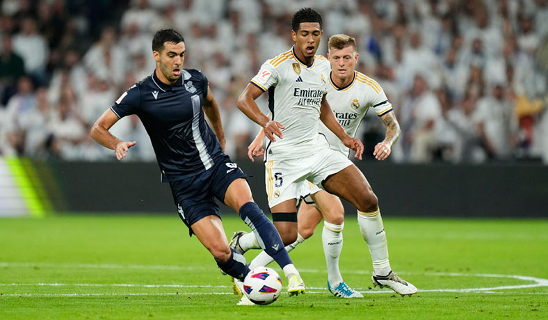 Mikel Merino de Real Sociedad ante Jude Bellingham de Real Madrid