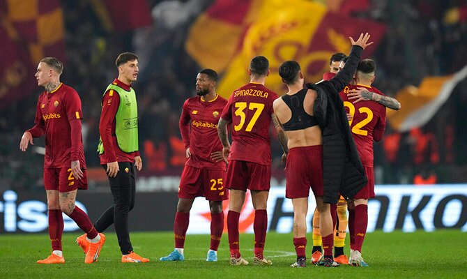 Jugadores de AS Roma al termino de un partido de Europa League 2022-2023