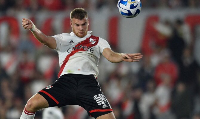 Lucas Beltrán de River Plate cabecea el balón en partido de Copa Libertadores