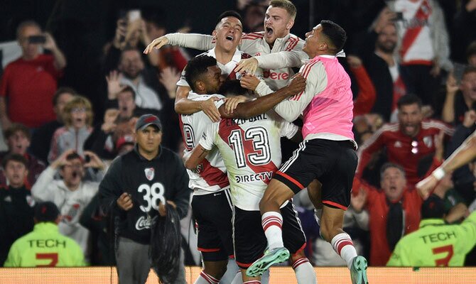 Jugadores de River Plate celebran una anotacion en el Monumental de Núñez