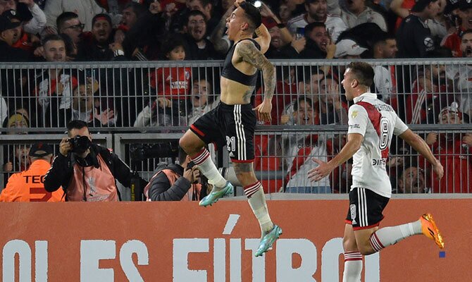 Ezequiel Barco celebra un gol de River Plate en el Estadio Monumental