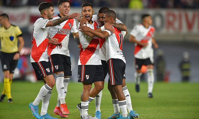 Futbolistas de River Plate festejan una anotacion en el Monumental