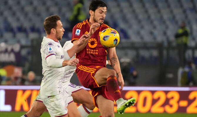 Sardar Azmoun de AS Roma en partido frente a la Fiorentina