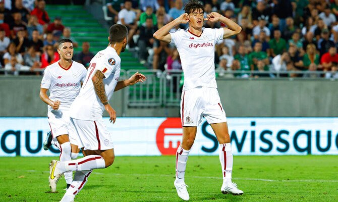 Eldor Shomurodov de AS Roma celebra un gol en la Europa League