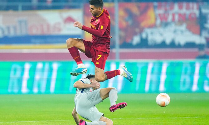 Lorenzo Pellegrini de la Roma en partido de Europa League 2022-2023