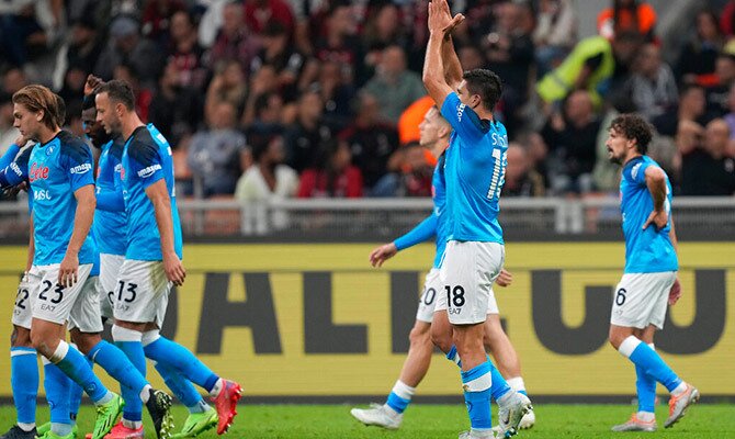 Jugadores del Napoli celebran una victoria por la Serie A