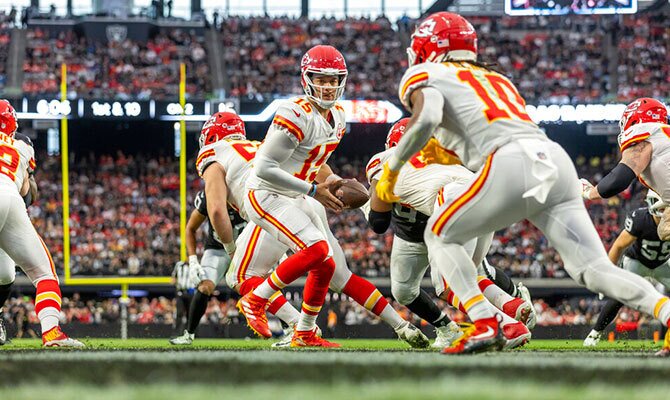 Patrick Mahomes cede el balon a Isiah Pacheco en el ataque de los Chiefs