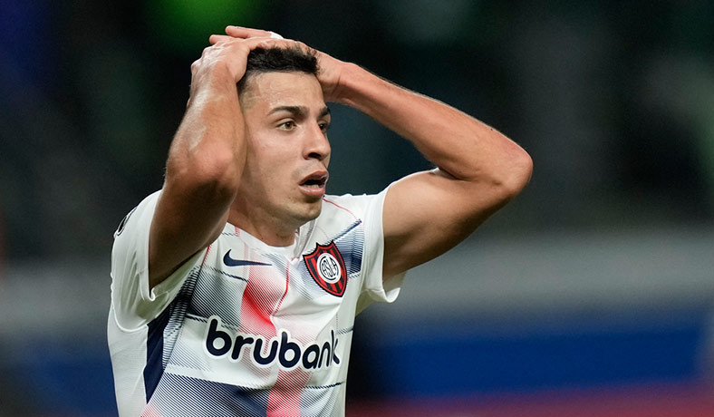 Alexis Cuello de San Lorenzo lamenta una chance de gol perdida