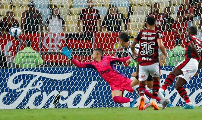 Jugadores del Flamengo en partido por la Copa Libertadores esta temporada