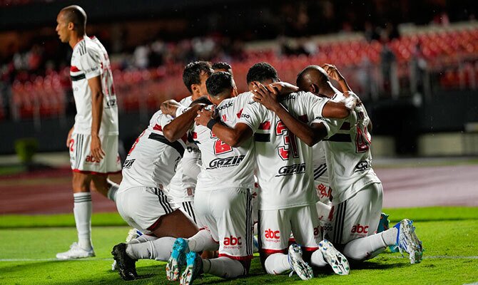 Robert Arboleda y otros futbolistas de Sao Paulo festejan un gol en el Morumbí