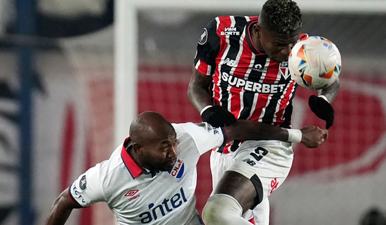 Robert Arboleda de Sao Paulo en partido de Copa Libertadores