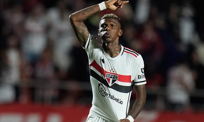 Robert Arboleda celebra una anotación del Sao Paulo en la Sudamericana