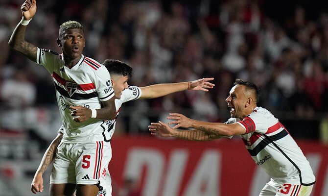 El ecuatoriano Robert Arboleda celebra un gol de Sao Paulo en la Sudamericana