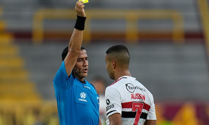 Alisson de Sao Paulo recibe una tarjeta amarilla en partido de Copa Sudamericana