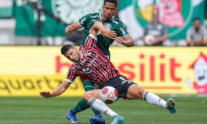 Jonathan Calleri de Sao Paulo y Murilo de Palmeiras en disputa del balon