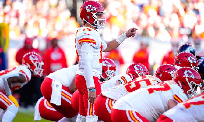 Patrick Mahomes gira indicaciones en partido de Kansas City Chiefs en NFL 2022