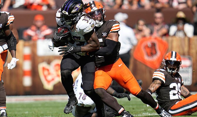 Anthony Walker Jr de Cleveland Browns taclea a Gus Edwards de Baltimore Ravens