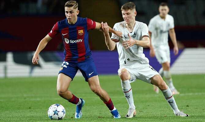 Fermin Lopez del Barcelona ante Artem Bondarenko del Shakhtar