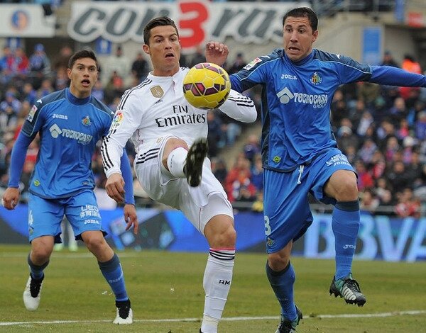 Cristiano Ronaldo controla un balón ante los azulones. Conoce las cuotas del Real Madrid vs Getafe