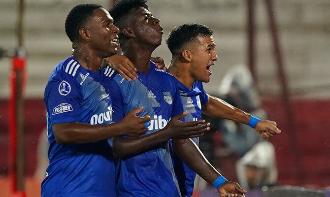 Alejandro Cabeza, Bryan Angulo y Samuel Sosa festejando un gol de Emelec