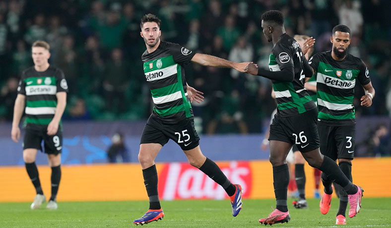 Goncalo Inacio celebra un gol del Sporting con sus compañeros