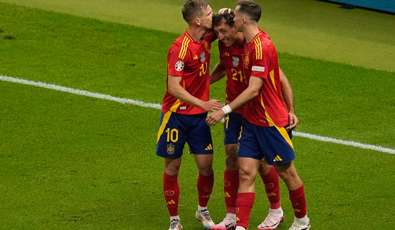 Oyarzabal festeja el segundo gol de España ante Inglaterra