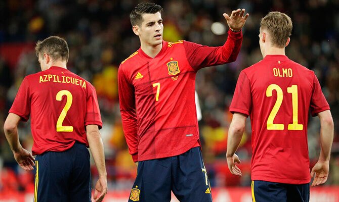 Alvaro Morata celebra con Dani Olmo una anotacion de la seleccion española