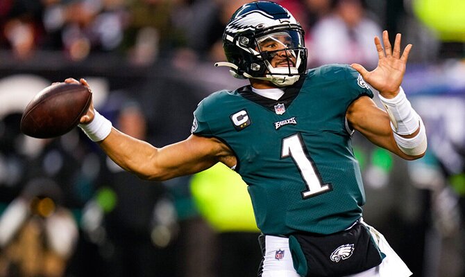 Jalen Hurts de Philadelphia Eagles prepara un pase en un partido de playoffs NFL