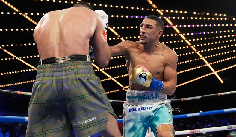 Teofimo Lopez en su combate contra el escoces Josh Taylor en 2023