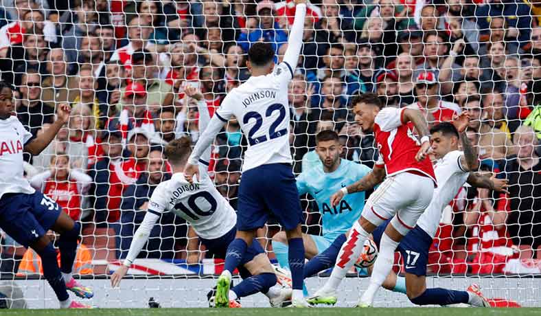 Ben White del Arsenal remata en partido contra el Tottenham