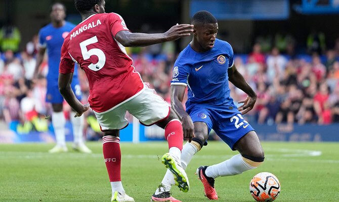 Moisés Caicedo del Chelsea en acción contra el Nottingham Forest