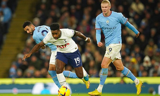 Ryan Sessegnon del Tottenham entre Riyad Mahrez y Erling Haaland del City