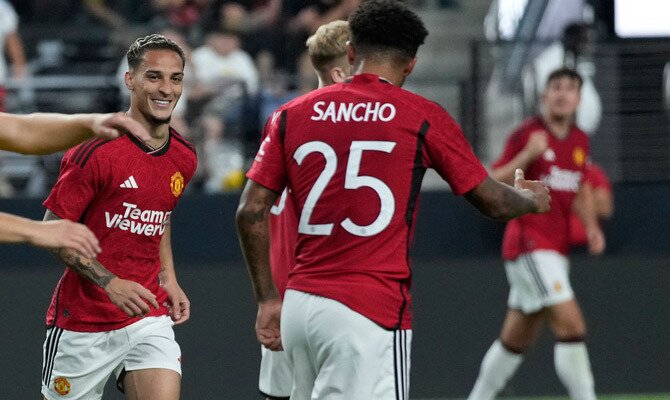 Jadon Sancho y Antony del Manchester United celebran un gol en la pretemporada