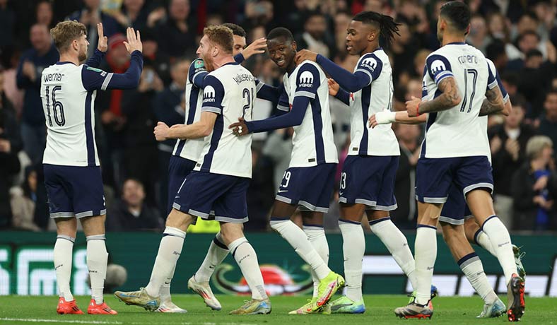 Futbolistas del Tottenham festejan un gol de Pape Sarr