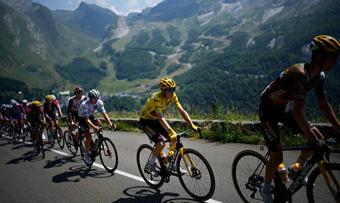 Jonas Vingegaard en medio del peloton en una etapa del Tour de Francia 2022