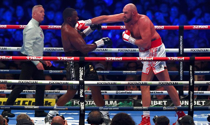 Tyson Fury mete un derechazo a Dillian Whyte en la pelea de peso completo