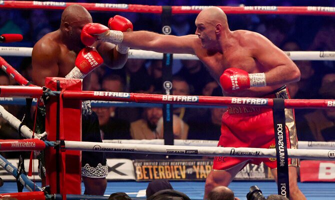 Tyson Fury lanza un golpe a Derek Chisora en pelea de pesos completos