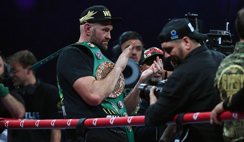 Tyson Fury celebra tras su defensa ante Francis Ngannou