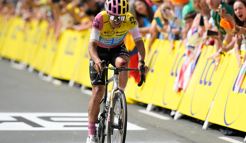 Richard Carapaz finalizando la primera etapa del Tour de France 2023