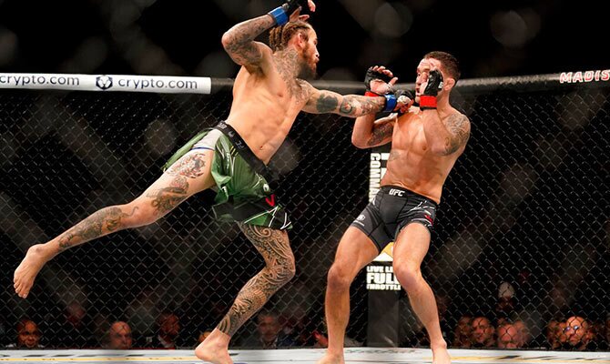 Marlon Chito Vera en acción contra Frankie Edgar en un evento de UFC en Nueva York