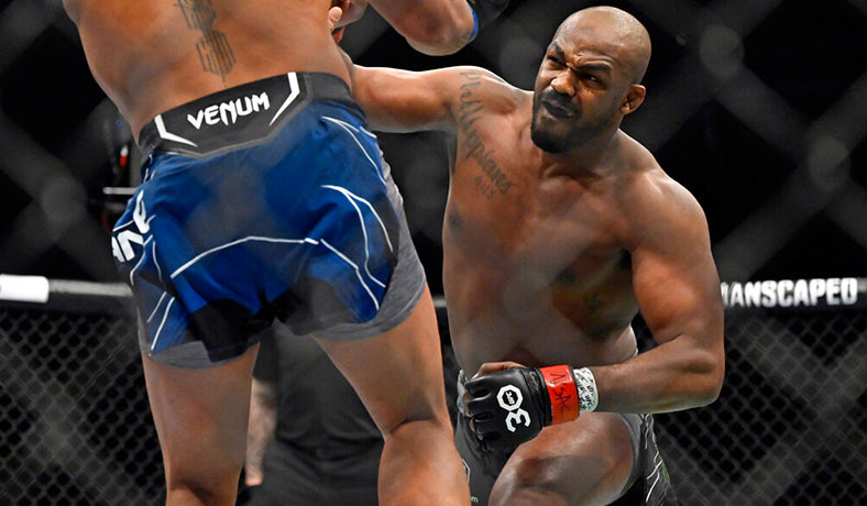 Jon Jones en acción frente a Ciryl Gane en UFC 285