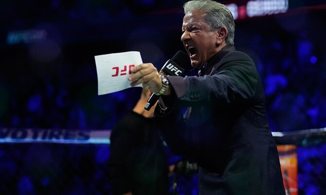 El famoso presentar Bruce Buffer en un evento de UFC en Las Vegas