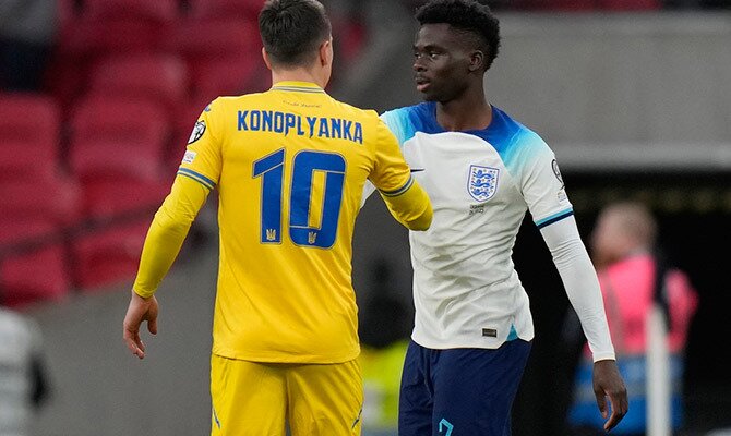 Ievgenii Konoplyanka de Ucrania y Bukayo Saka de Inglaterra