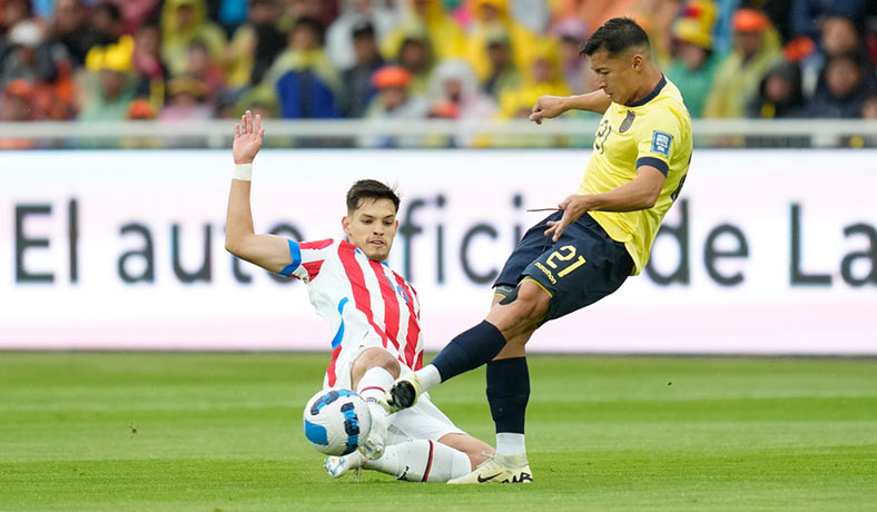 Alan Franco en partido de Ecuador frente a Paraguay