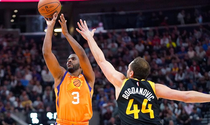 Chris Paul de Phoenix Suns lanza a la canasta ante Utah Jazz