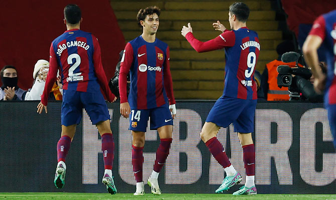 Joao Felix celebra un gol del Barcelona con Joao Cancelo y Lewandowski