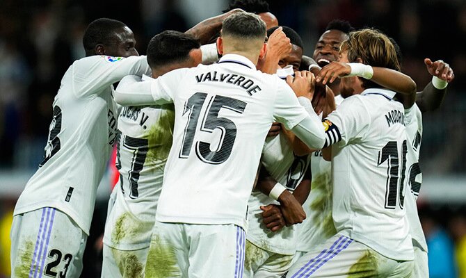 Futbolistas del Real Madrid se abrazan celebrando un gol en la Liga 2022-2023