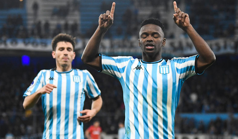 Johan Carbonero de Racing celebra un gol en la Sudamericana