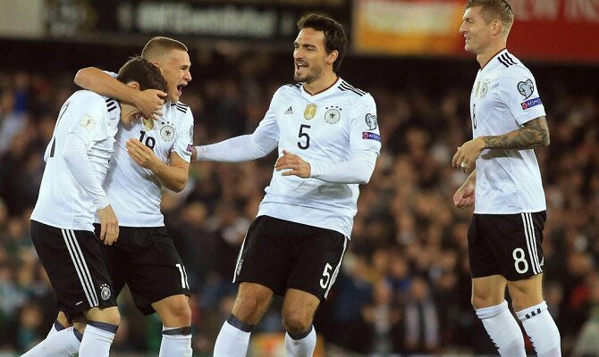 Jugadores de la selección alemana festejan un gol. Conoce los pronósticos del Alemania Vs México.