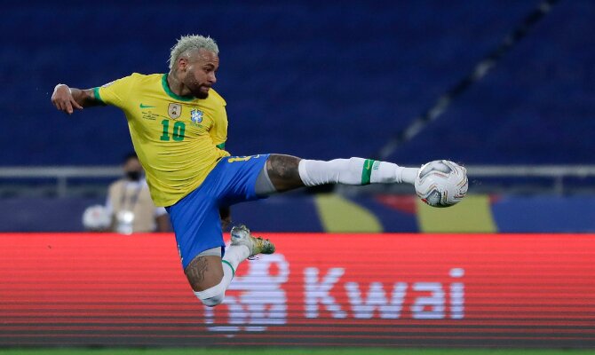 Imagen de Neymar realizando un remate acrobático. Picks final Copa América 2021 Brasil vs Argentina